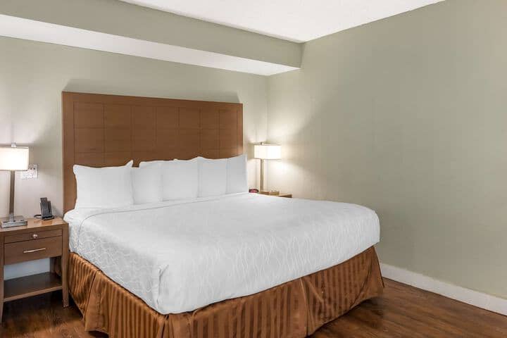 Room 9 of 33