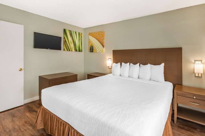 Room 8 of 33